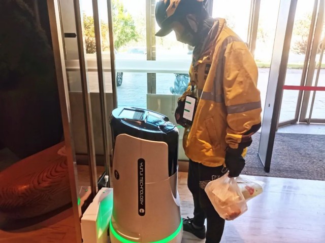 智能配送机器人现身石城酒店 萌萌哒1.jpg