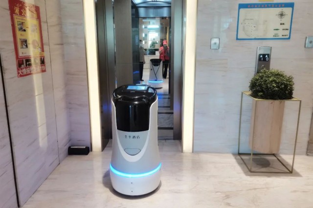 智能配送机器人现身石城酒店 萌萌哒2.jpg