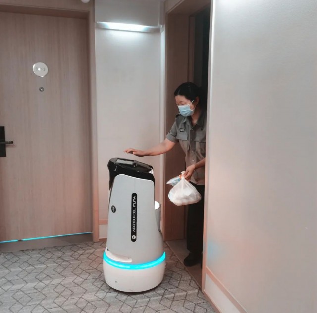智能配送机器人现身石城酒店 萌萌哒3.jpg