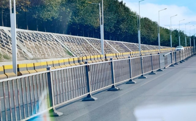 东七路上“面目全非”的道路隔离护栏.jpg
