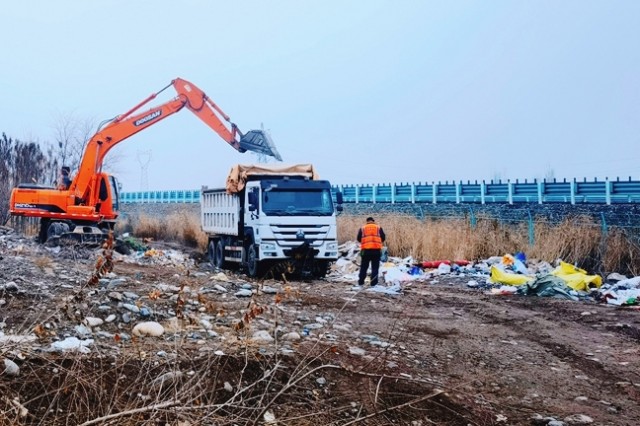 清运高新路、高速路边乱倒的垃圾_副本.jpg