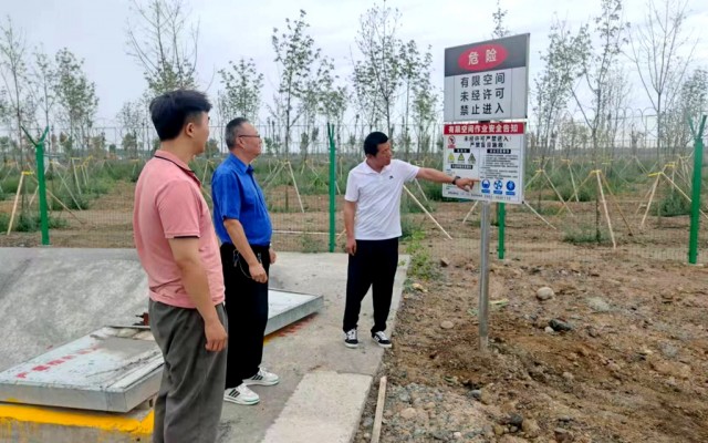 检查生活垃圾填埋场有限空间作业警示标识.jpg