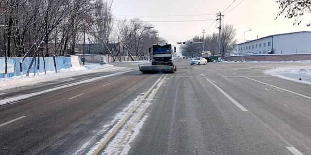清雪车反复清扫路面积雪.jpg