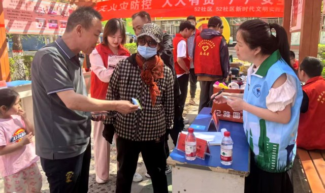 石河子市生活垃圾分类专班走进东城街道52社区开展垃圾分类宣传活动.jpg