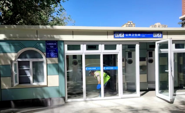 26小区建设路市场新增的环保公厕.jpg