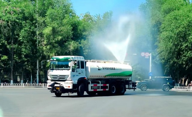 洒水车对路面冲洗.jpg
